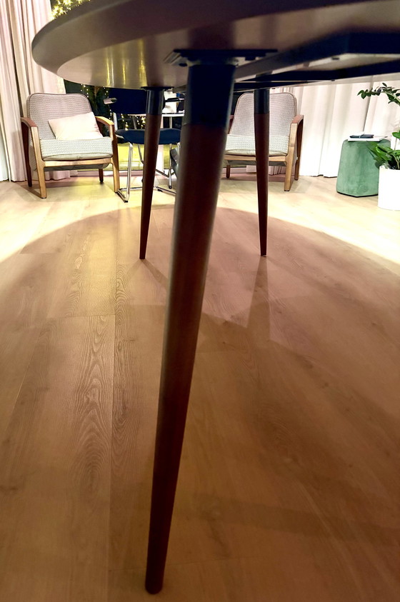 Image 1 of Table de salle à manger ovale en bois de noyer 220 x 100 cm