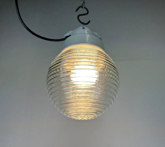 Image 1 of Industriële witte porseleinen hanglamp met geribbeld glas, jaren 70