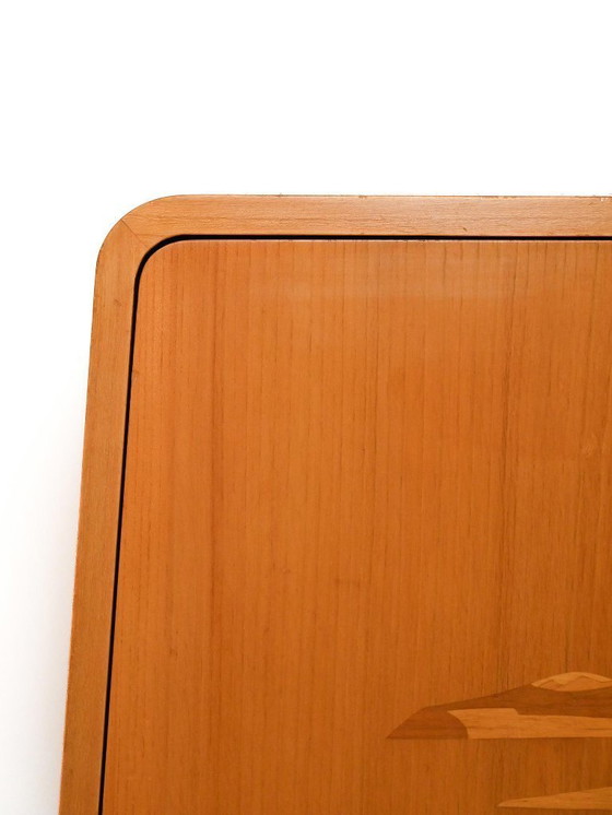 Image 1 of Skandinavischer Ulmenholzschrank aus den 1940er Jahren mit Intarsien