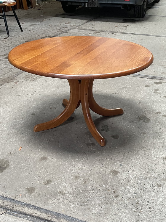 Image 1 of Table basse vintage scandinave, ronde, teck