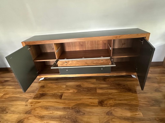 Image 1 of Hülsta Xelo Crédence en bois de noyer et verre gris