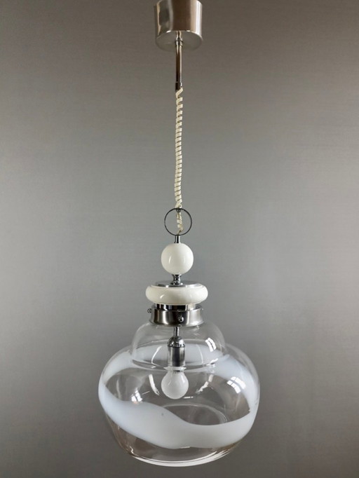 Lampada a sospensione italiana Space Age degli anni '60 in vetro di Murano e montatura cromata.
