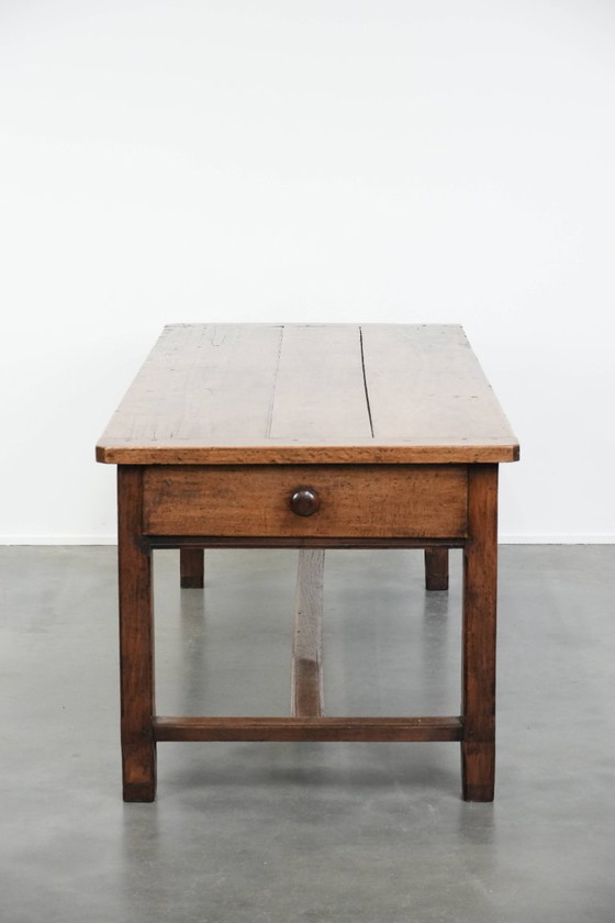 Image 1 of Table de salle à manger de ferme française ancienne et robuste, avec trois tiroirs, datant du XVIIIe siècle.