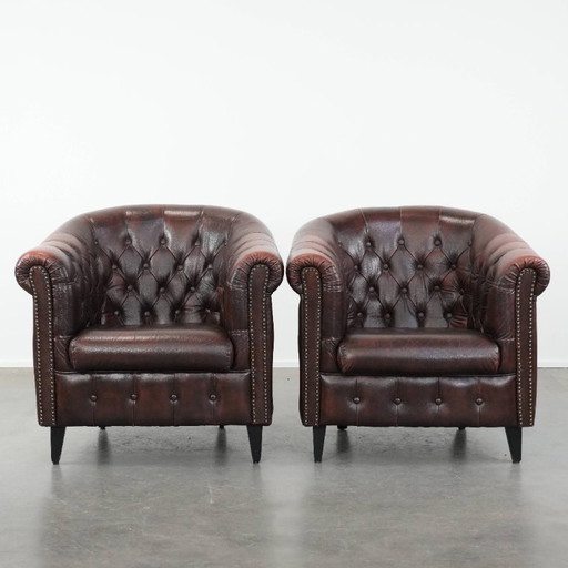 2 x Klassieke rundleren Chesterfield clubfauteuil in Engelse stijl afgewerkt met siernagels