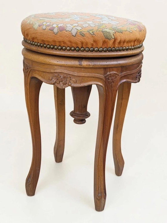 Sgabello da pianoforte girevole a vite, stile Luigi XV, in noce. – Sgabelli, Wood (photo 2 of 9)
