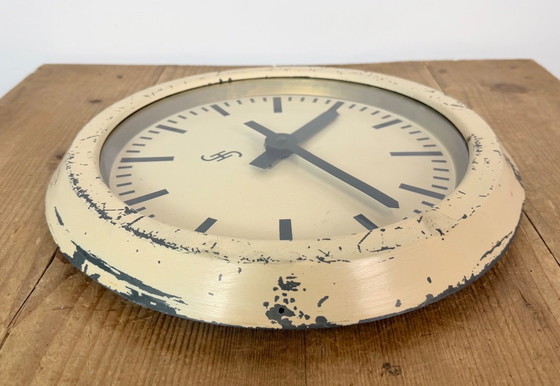 Horloge murale industrielle beige de Siemens, années 1950 – Pendules, Glass, Iron (photo 12 of 16)
