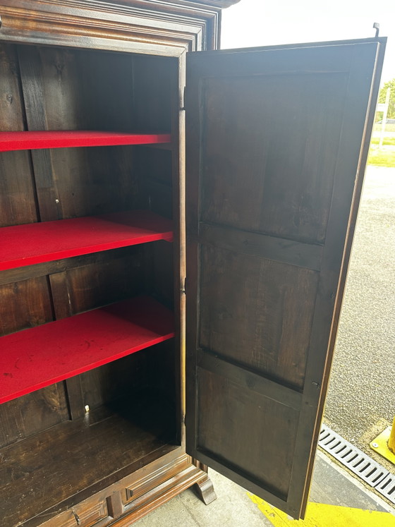 Image 1 of Antiker Kleiderschrank/Schrank im spanischen Stil aus Massivholz mit geschnitzten Paneelen