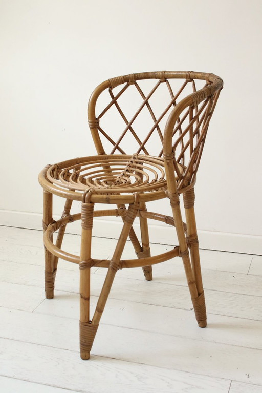 Beistellstuhl aus Rattan mit Netzrückenlehne, ca. 1970.