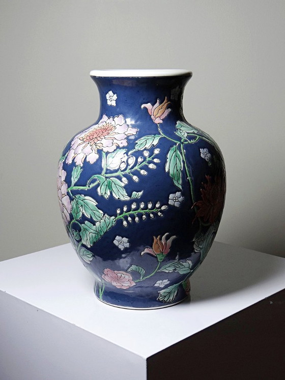 Image 1 of Grote, balustervormige vaas van Chinees porselein met vintage bloemversiering uit de jaren 70-80.