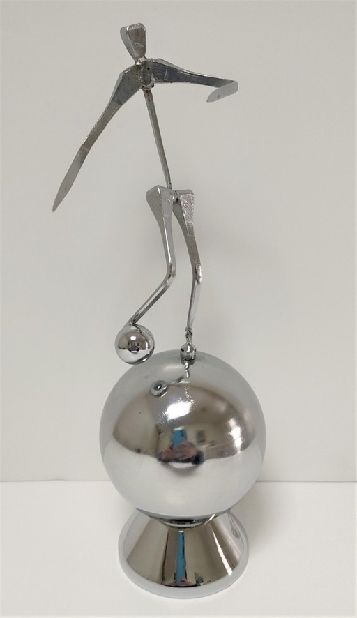 stalen sportsculptuur gekeurd met een goudsmidskroon