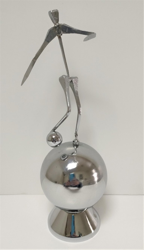 Image 1 of Escultura deportiva de acero con el sello de una corona de orfebre