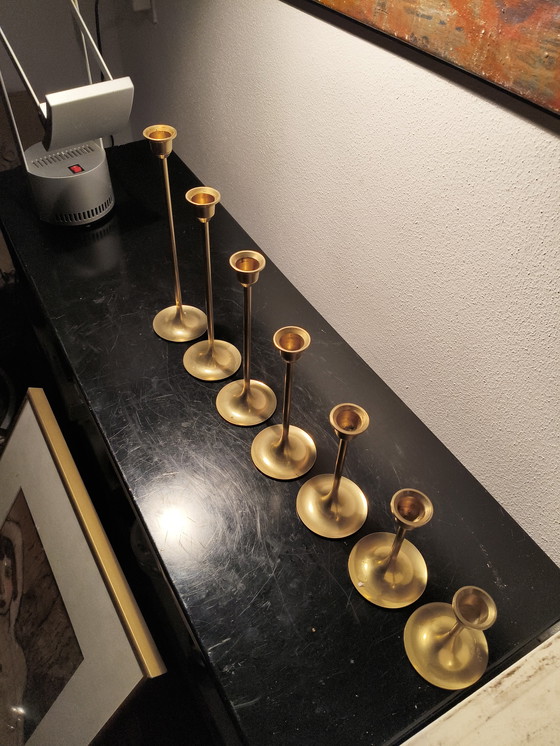 Image 1 of Set di 7 candelieri a forma di tromba in ottone modernista dal design vintage