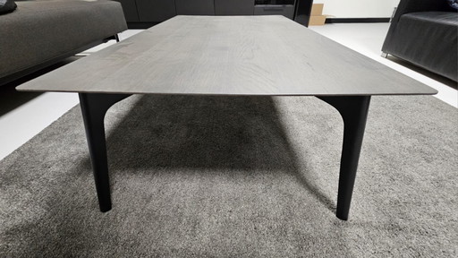 Leolux rolan salontafel 130x70. Blad: eiken; poten: epoxy; tafel hoogte 37cm