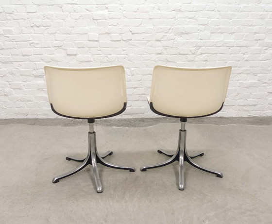 Image 1 of Mid-Century Set of Two White Osvaldo Borsani ‘Modus’ Fiberglass and Aluminium Desk Side Chairs for Tecno, Italy, 1970s. 