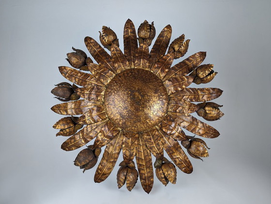 Image 1 of Grand plafonnier soleil en métal doré à motif floral, style années 1950