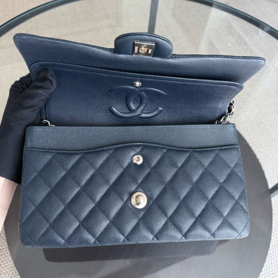 Image 1 of Borsa Chanel Classic Flap Medium - Caviar 25CM trapuntata blu scuro, finiture oro chiaro, serie 26