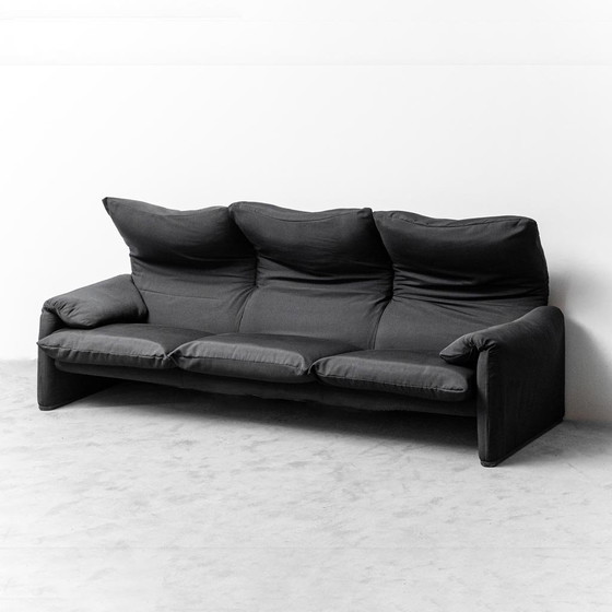 Image 1 of Maralunga driezitsbank van Vico Magistretti voor Cassina, 1970