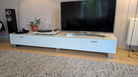 Mobili TV Hülsta / lowboard bianco con piano in vetro, 210 cm – Metallo (photo 2 of 9)
