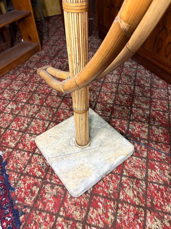 Image 1 of Italiaanse tafellamp van bamboe en steen in mid-century modern stijl – circa 1960-1970. Een prachtige Italiaanse tafellamp van b