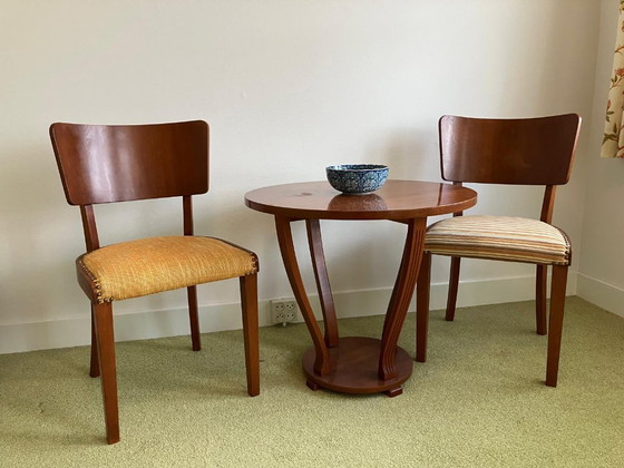 Image 1 of Conjunto de mesa y dos sillas tapizadas recientemente en madera de caoba - precio de recogida