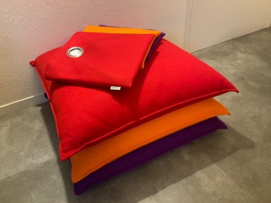 Image 1 of Canapé Drop Soft Newtonian, tissu Moroso Divina 623 rouge. Coussins et poufs assortis également disponibles.
