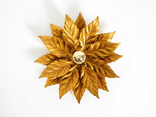 Rare grande lampe de plafond ou applique murale de style florentin, plaquée or, signée Hans Kögl, datant des années 1980.