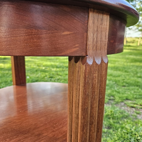 Image 1 of Tavolino laterale classico in legno di forma rotonda