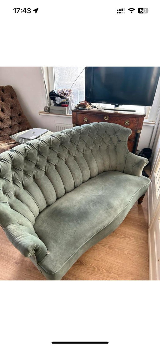 Divano classico verde con gambe in legno vintage