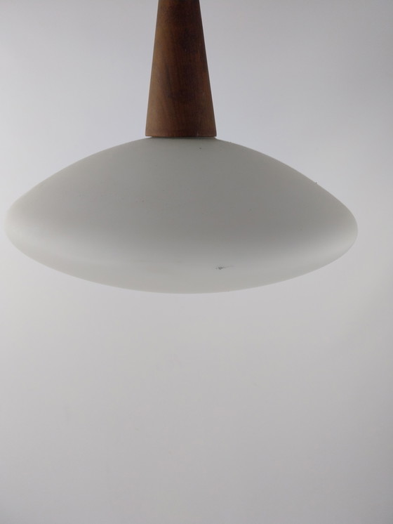 Image 1 of 1 lampada da sospensione in vetro e teak Louis Kalff per Philips degli anni '60