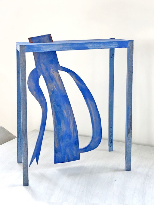 Klaas Gubbels objeto de madera mesa azul + hervidor de agua