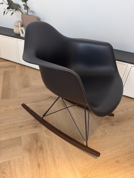Image 1 of Vitra rar schommelstoel zwart met zwart onderstel et esdoorn walnoot hout onderstel