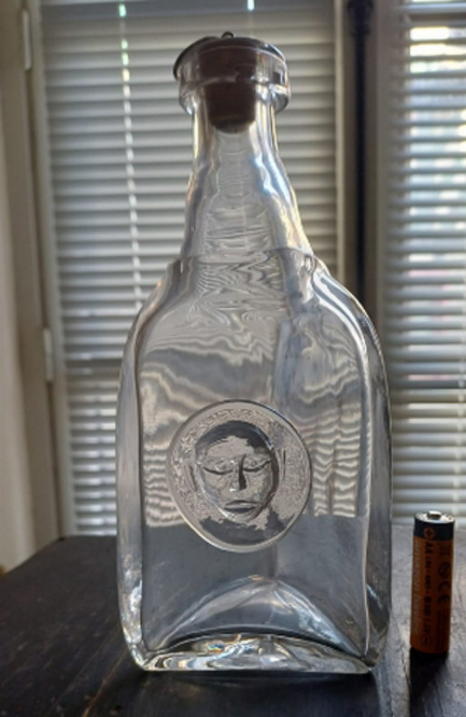 Caraffa/bottiglia vintage in vetro Boda di Erik Höglund con decorazione frontale in vetro soffiato in stile scandinavo.