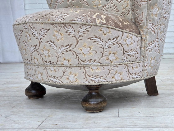 Image 1 of Fauteuil danois incurvé des années 1970, revêtement d'origine en velours vert clair/gris.