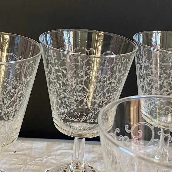 Image 1 of 6 grote antieke wijn- of waterglazen op voet met gegraveerd arabeskmotief