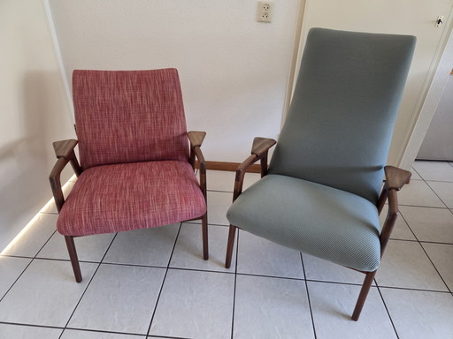 Twee stoelen door Yngve Ekstrom door Pastoe waaronder Ruster