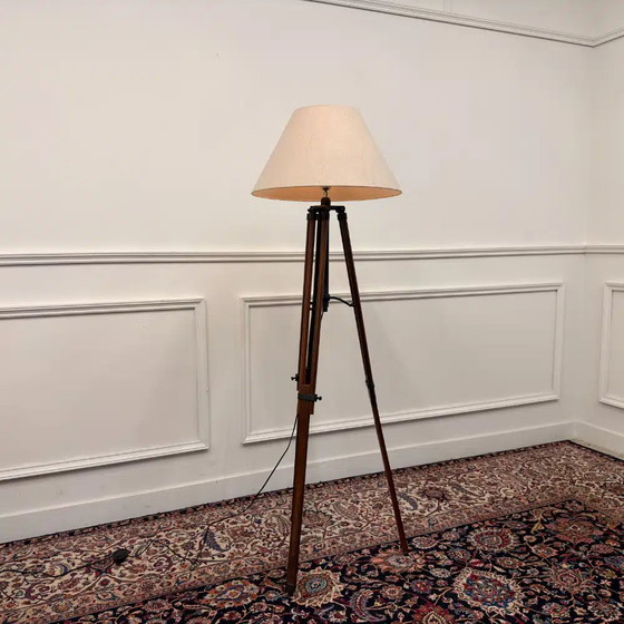 Klassische englische Stehleuchte aus Holz mit Dreibein, Stehleuchten, Klassiek (Foto 2 von 10)