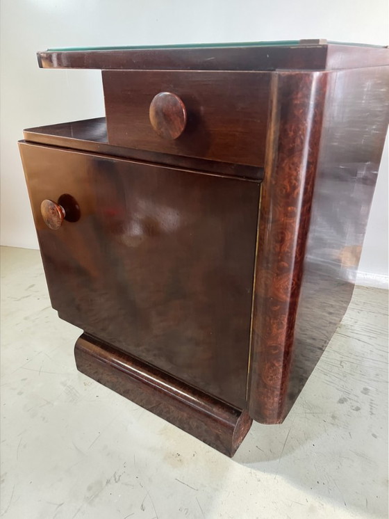 Image 1 of Paar deutsche Streamline - Art Deco Nachttische aus den 1940er–50er Jahren mit wunderschönem Maserfurnier und Glasauflage