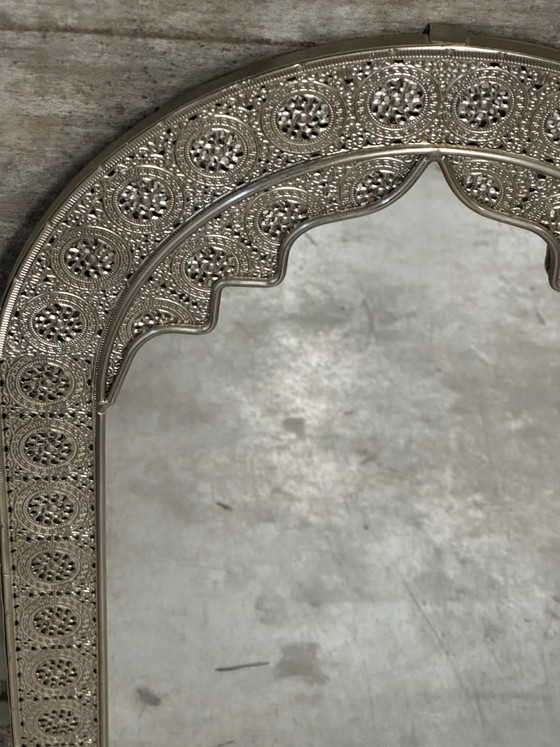 Specchio orientale in metallo traforato, 56,5 × 37 cm, Vetro, Argentato (foto 5 di 15)