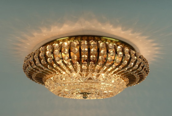 Image 1 of Lámpara de techo de mediados de siglo de la década de 1960, lámpara de techo de latón y vidrio, estilo Hollywood Regency.