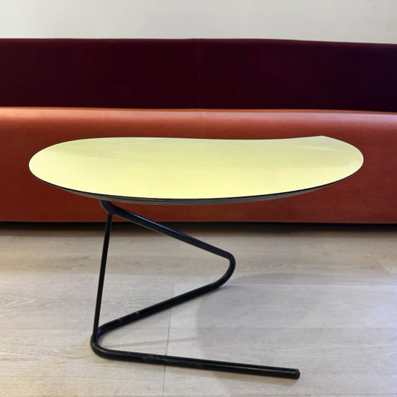 Mesa de centro modernista de forma libre, 1950, Mesas auxiliares, Metal, Amarillo (foto 2 de 6)