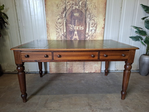 Antique English writing desk, desk with drawers and inlaid leather.

Dimensions 150x90cm and 76cm high.