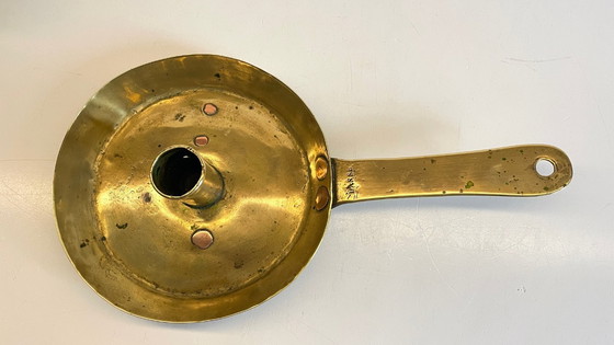 Image 1 of Antiker, niedriger Kerzenleuchter aus massivem Messing