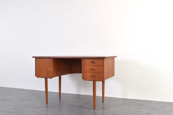 Escritorio danés de teca de mediados de siglo, década de 1960. – Wood (photo 12 of 20)