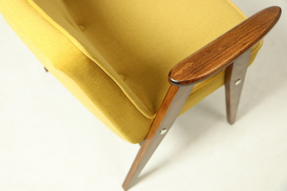 Image 1 of Fauteuil vintage en velours jaune doux, design Chierowsky