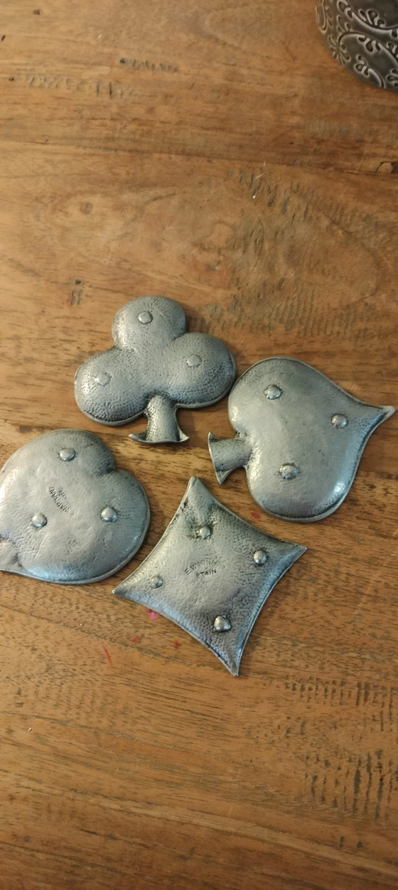 Image 1 of Mini Set Van 4 Asbakjes Met Kaartfiguren Voor Liefhebbers Van Kaarten Uit De Jaren '50/'60 Van E.Warnant Uit Tin Gemaakt