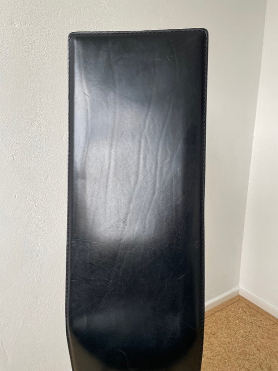 Image 1 of Een paar vintage zwarte leren Italiaanse design eetkamerstoelen (Fasem S44)