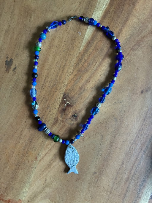 Neue Halskette mit blauen Vintage-Perlen und silberfarbenem Fischanhänger, 40 cm