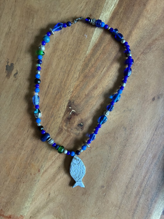 Image 1 of Collier neuf avec perles bleues vintage et pendentif poisson argenté, 40 cm