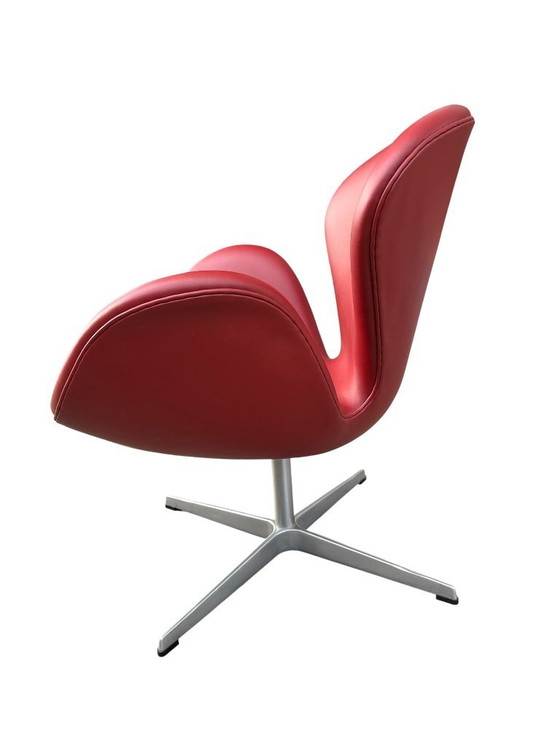 Image 1 of Fauteuil Swan en cuir rouge indien par Arne Jacobsen pour Fritz Hansen