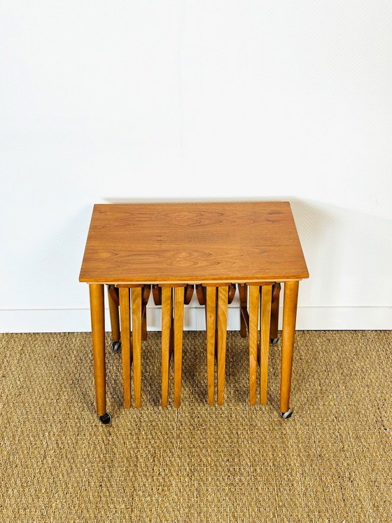 Image 1 of Set van 5 vintage Scandinavische bijzettafels van teakhout, uit 1960.